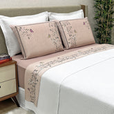 Kit Cobre Leito + Jogo Cama Percal 300 Fios Florata King 07 Peças - Branco C/ Malva